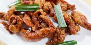 Cara Mudah Olah Kulit Ayam Jadi Minyak Gurih Alami