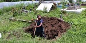 Pria di Ponorogo Gali Makam Setelah Dengar Bisikan Mendiang Istri