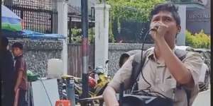 Viral Pengamen Difabel Nyanyi Lagu Pura-pura Lupa, Suaranya Bikin Meleleh