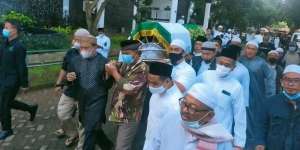 Potret Alvin Faiz Sholat Tepat di Depan Keranda Jenazah Ameer Azzikra
