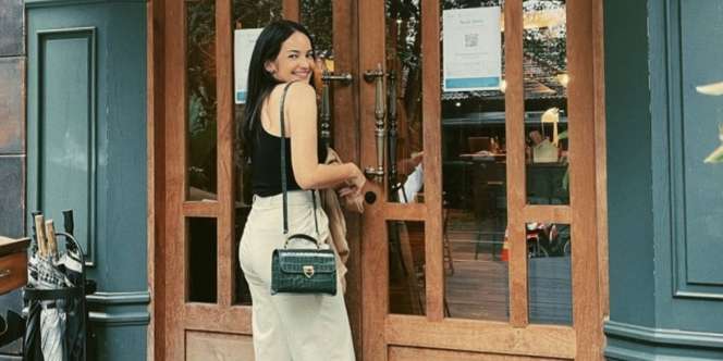 Gaya Fashion Enzy Storia Plesir di Bandung, Harga Tas Tak Semungil Bentuknya