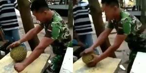 Duh Bikin Ngilu, Prajurit TNI Ini Pecahkan Durian Dengan Cara Tak Terduga!