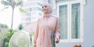Padukan One Set dan High Heels, Gaya Krisdayanti bak ABG