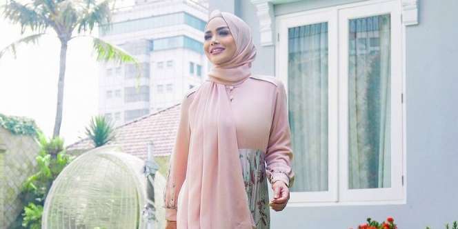 Padukan One Set dan High Heels, Gaya Krisdayanti bak ABG