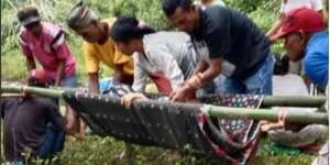 Tak Lagi Bisa Ditunda, Ibu di Manggarai Barat Melahirkan di Jalan Saat Ditandu ke Puskemas