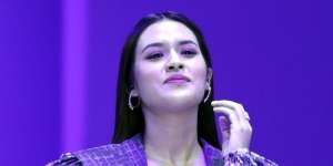 Pesona Membius Raisa Pakai Rancangan Lokal Benang Jarum di JFW 2022