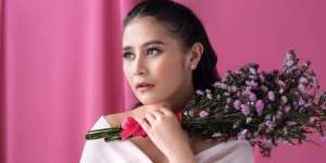 Gaya Prilly Latuconsina Pakai 'Sepatu Kaca' Bak Cinderella