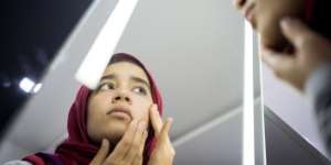 Hanya Pakai Sunscreen, Ini Cara TikTokers Pudarkan Bekas Jerawat