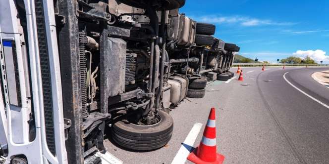 Viral Truk Keramik Terguling, Warga Sibuk Ambil Muatannya