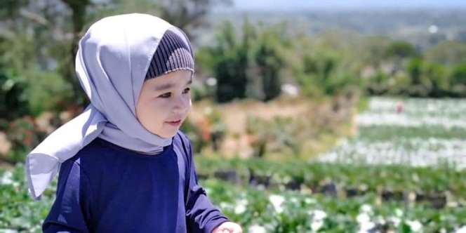 Tak Kalah dengan Selebgram, Lihat Pose Hijaber Cilik Aura Attaqia