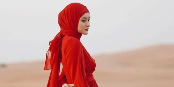 Intip Gaya Dinda Hauw Tampil Serba Merah di Tengah Gurun Pasir