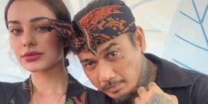 Jerinx SID Ditahan Lagi, Genggam Erat Tangan Nora Sebelum Masuk Mobil Tahanan