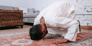 Cara Sholat Fardhu Lima Waktu, Lengkap Niat Serta Posisi Duduk dan Tidur Bagi Orang Sakit