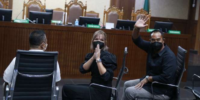 Potret Penampilan Nia Ramadhani Jalani Sidang Perdana Narkoba, Salfok Sama Rambutnya