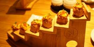 Cicipi Sushi Otentik dengan Penyajian Seru