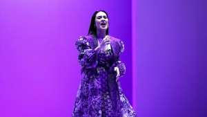 Tampil Elegan, Raisa Kenakan Rancangan Lokal Benang Jarum di JFW 2022