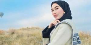 Kardigan Dior Temani Shandy Purnasari Foto Bersama Balon Udara