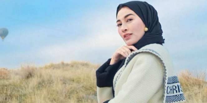 Kardigan Dior Temani Shandy Purnasari Foto Bersama Balon Udara