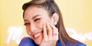 Ayu Dewi Tampil Kece dengan 'Sepatu Kaca' Belasan Juta, Modelnya Unik!