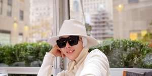 Potret Kece Syahrini Kenakan Topi Fedora di New York
