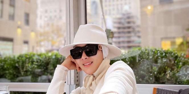 Potret Kece Syahrini Kenakan Topi Fedora di New York