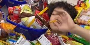 Viral, Pria Ini Borong Minimarket Sampai Ludes, Dibawa dengan Truk Sendiri