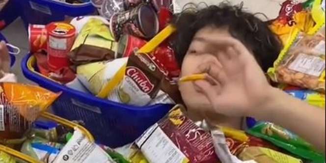 Viral, Pria Ini Borong Minimarket Sampai Ludes, Dibawa dengan Truk Sendiri