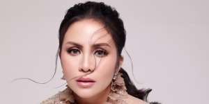 Cuma Beda Warna, Momo Rela Beli Sandal Belasan Juta dengan Model Sama