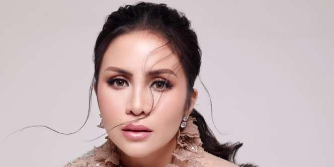 Cuma Beda Warna, Momo Rela Beli Sandal Belasan Juta dengan Model Sama