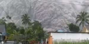 PVMBG Tegaskan Gunung Semeru Tak Alami Erupsi tapi Awan Panas Guguran, Cek Bedanya