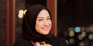 Inspirasi Office Look ala Nina Zatulini, Anggun dan Simpel