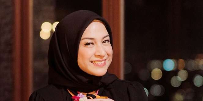 Inspirasi Office Look ala Nina Zatulini, Anggun dan Simpel