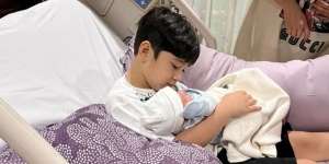 So Sweet! Ini Momen Pertama Kali Rafathar Jaga Adiknya