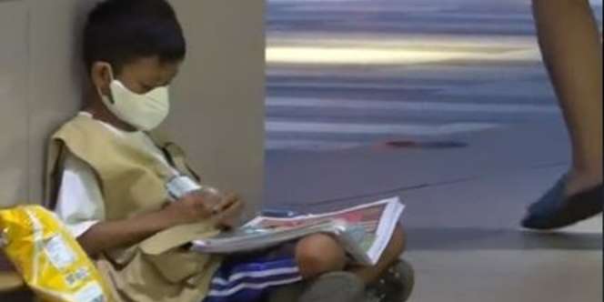 Bocah Tertidur Pulas di Teras Mal Usai Lelah Jualan Koran, Ramai-Ramai Didoakan Sukses