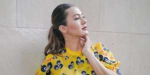 Pakai Kemeja Lengannya Panjang Sebelah, Aura Model Paula Verhouven Memancar