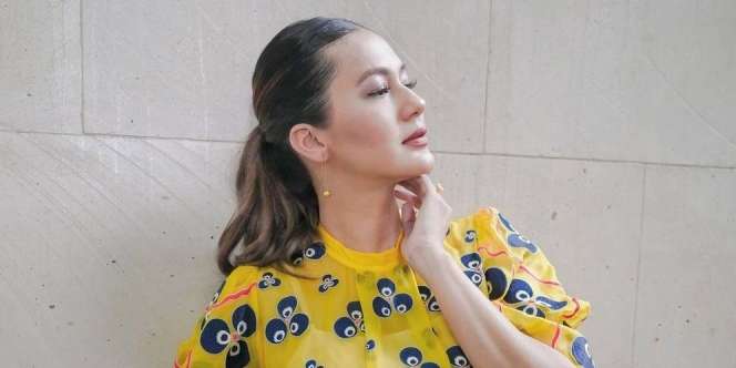 Pakai Kemeja Lengannya Panjang Sebelah, Aura Model Paula Verhouven Memancar