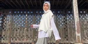 Inspirasi Teknik Layering pada Sweater Crop Vest Look