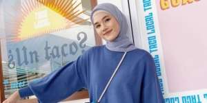 Nuansa Biru Kalem di Outfit Selebgram Rania Sukandari