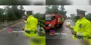 Sibuk Beri Info Arus Lalu Lintas, Polisi Ini Justru Lihat Kejadian Tak Terduga