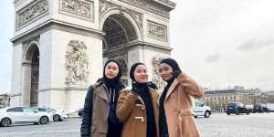 Manggung di Paris, Outfit Hijab Personel Band Metal Asal Garut Jadi Sorotan