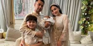 5 Fashion Item Nagita Slavina di Aqiqah Baby Rayyanza, Harga Bandonya Bikin Melongo!