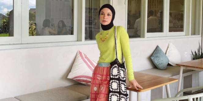 Busana Hijau Lime ala Tantri Namirah