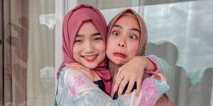 5 Potret Fuji Tampil Berbalut Hijab, Bikin Adem! 