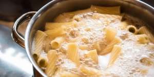 Cara Praktis Masak Pasta Beda Jenis dalam Satu Panci