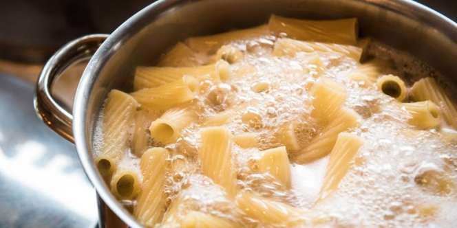 Cara Praktis Masak Pasta Beda Jenis dalam Satu Panci