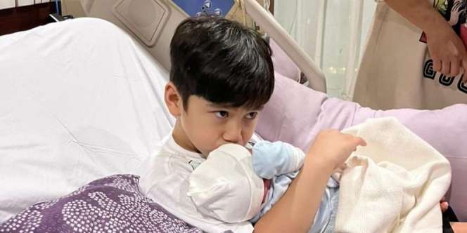 Lihat Beda Rafathar dan Raffi Ahmad Gendong Rayyanza, Siapa Lebih Luwes?