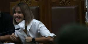 Senyum Sumeringah Nia Ramadhani Jalani Sidang Narkoba, Tampil Stylish