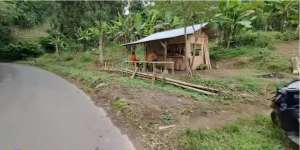 Mengeluh Soal Gaji, Belajarlah dari Ibu Pemilik Warung di Tengah Hutan Ini