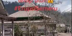 Masya Allah, Masjid Ini Masih Utuh di Tengah Rumah Rusak Akibat Abu Vulkanik Semeru