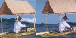 Bapak-Bapak Santuy Mancing di Tengah Laut Pakai Rakit dari Batang Pohon Pisang